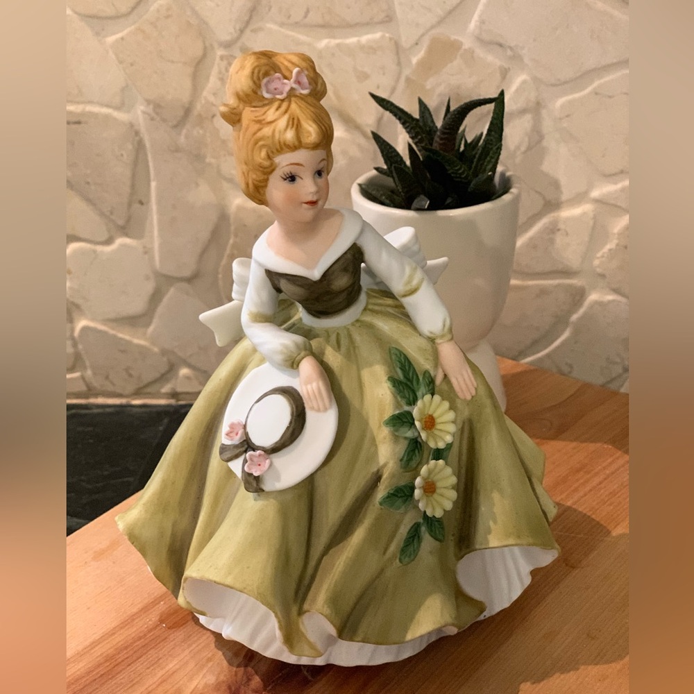 GIFTCRAFT | Girl Figurine in Green Dress with Hat